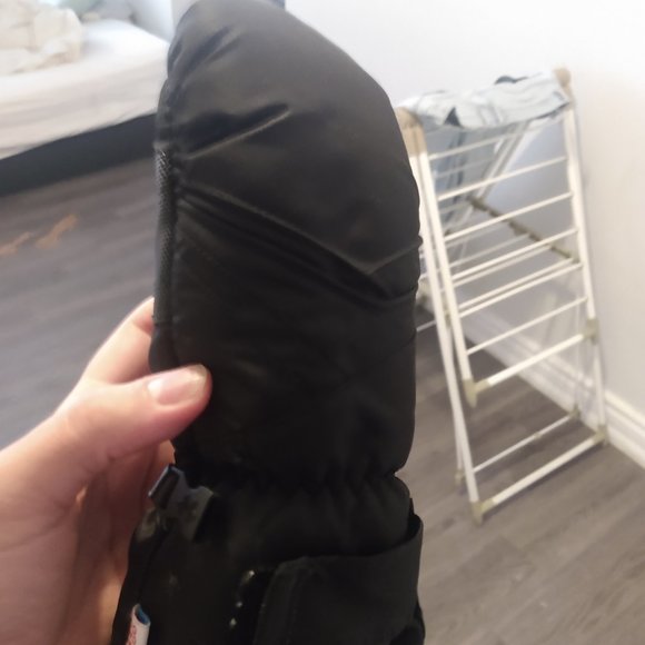 Girls mittens outdoors - Picture 3 of 4